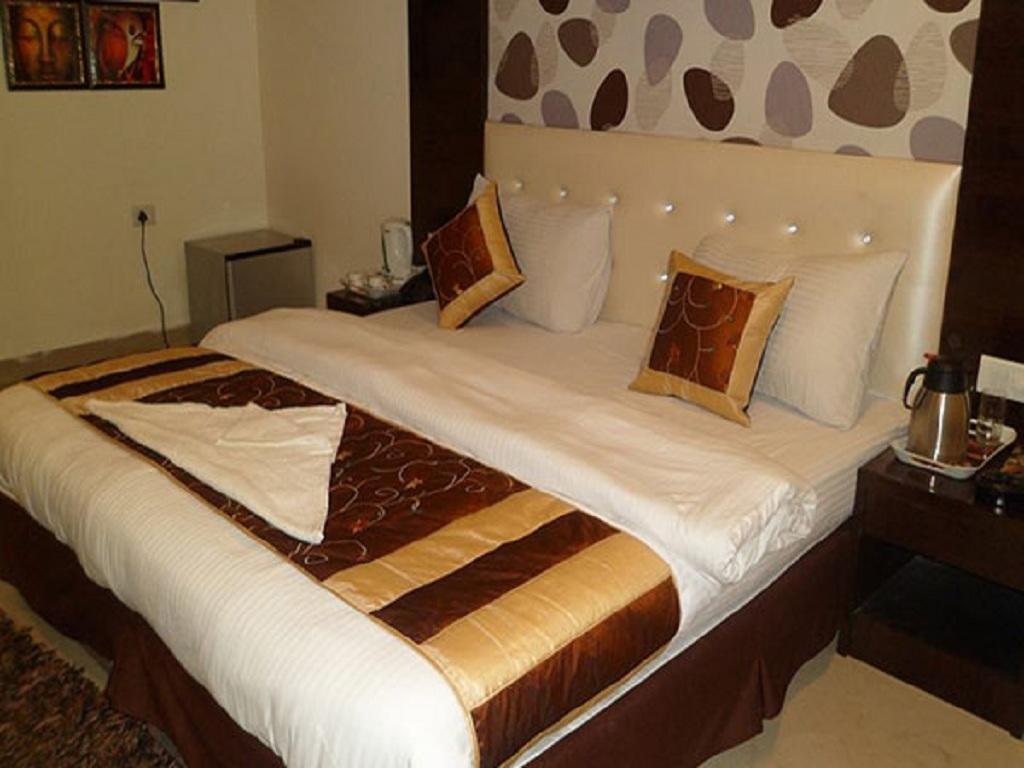 Hotel Parth Palace Neu-Delhi Exterior foto